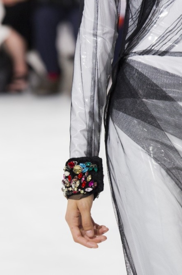 أزياء مبتكرة ضمن مجموعة A.F.VANDEVORST خلال أسبوع الموضة في باريس