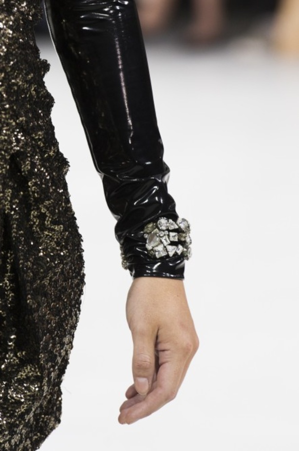 أزياء مبتكرة ضمن مجموعة A.F.VANDEVORST خلال أسبوع الموضة في باريس