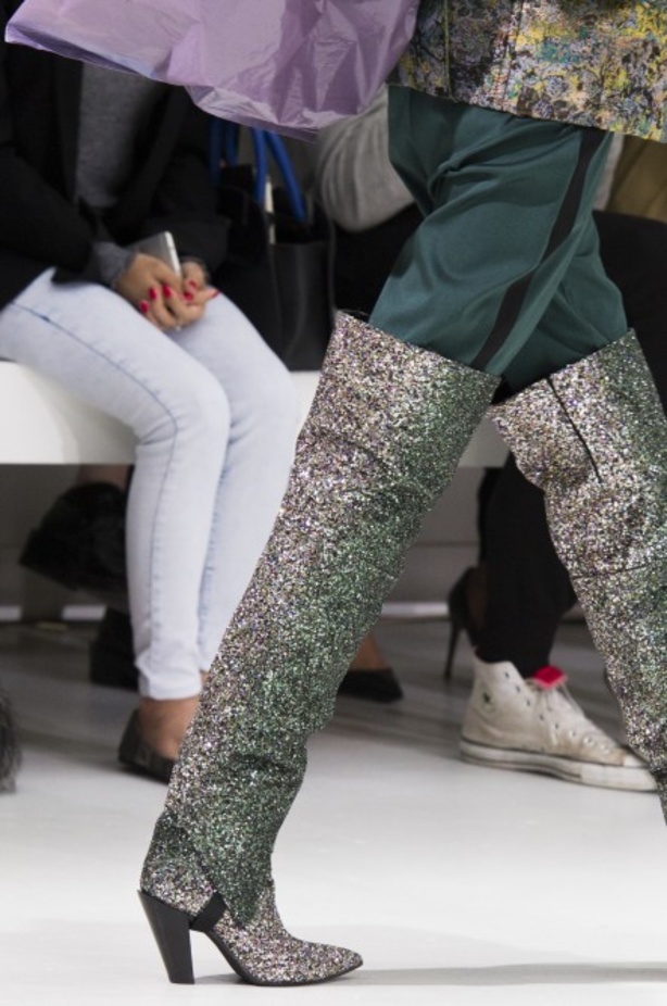 أزياء مبتكرة ضمن مجموعة A.F.VANDEVORST خلال أسبوع الموضة في باريس