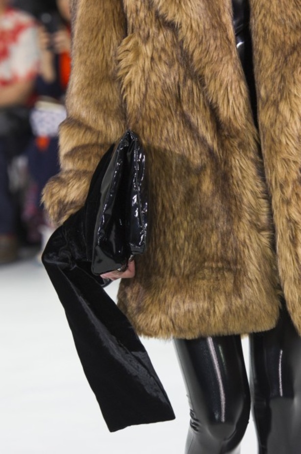 أزياء مبتكرة ضمن مجموعة A.F.VANDEVORST خلال أسبوع الموضة في باريس