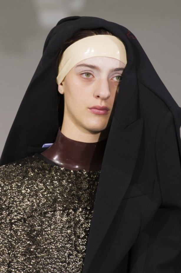 أزياء مبتكرة ضمن مجموعة A.F.VANDEVORST خلال أسبوع الموضة في باريس