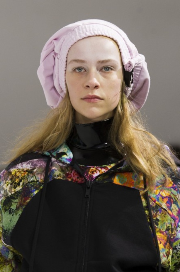 أزياء مبتكرة ضمن مجموعة A.F.VANDEVORST خلال أسبوع الموضة في باريس