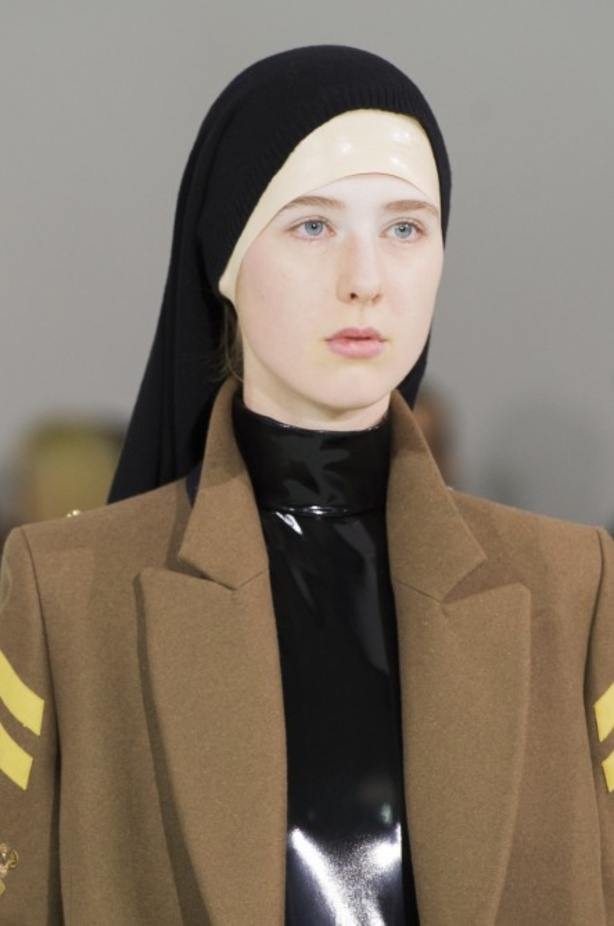 أزياء مبتكرة ضمن مجموعة A.F.VANDEVORST خلال أسبوع الموضة في باريس