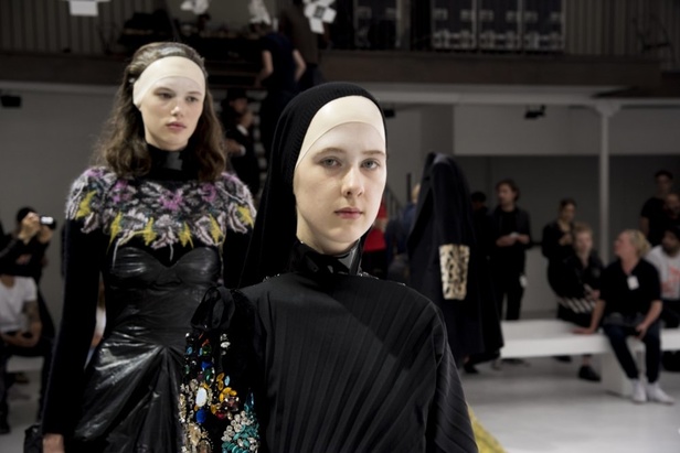 أزياء مبتكرة ضمن مجموعة A.F.VANDEVORST خلال أسبوع الموضة في باريس