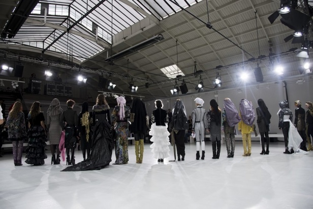 أزياء مبتكرة ضمن مجموعة A.F.VANDEVORST خلال أسبوع الموضة في باريس