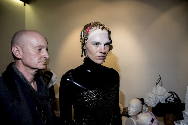 أزياء مبتكرة ضمن مجموعة A.F.VANDEVORST خلال أسبوع الموضة في باريس