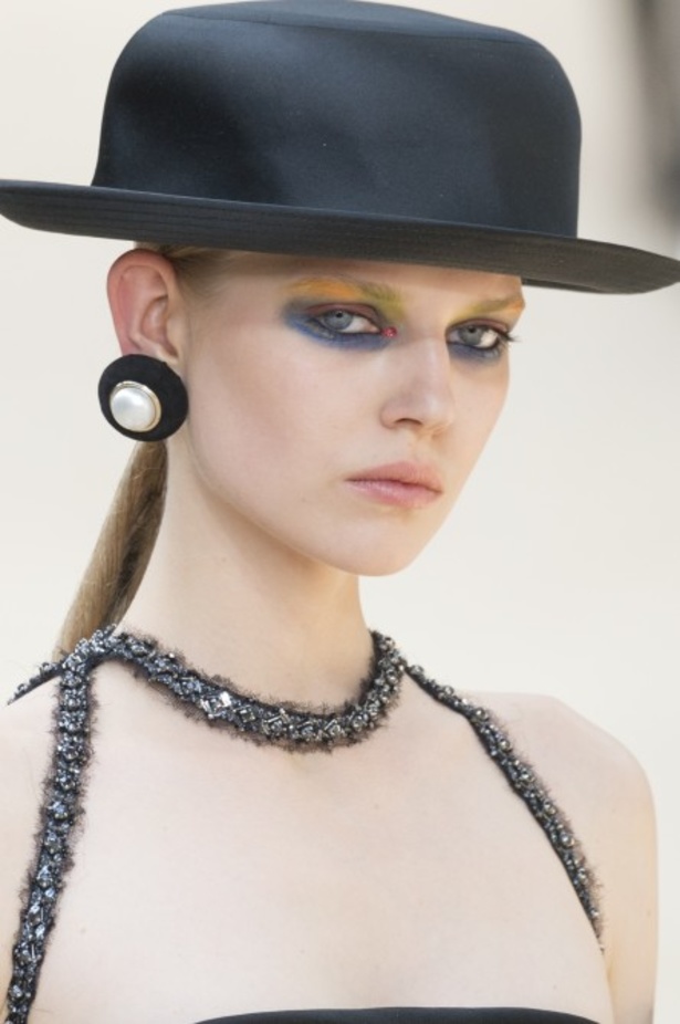 عرض Chanel لخريف وشتاء 2017 للأزياء الراقية !