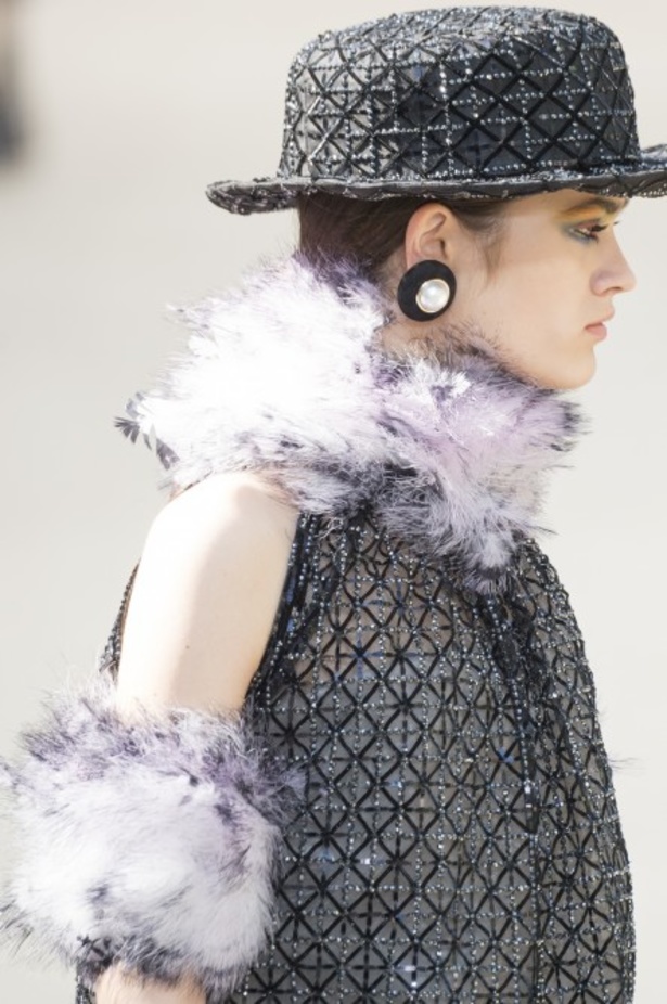 عرض Chanel لخريف وشتاء 2017 للأزياء الراقية !