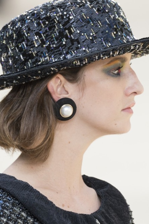 عرض Chanel لخريف وشتاء 2017 للأزياء الراقية !