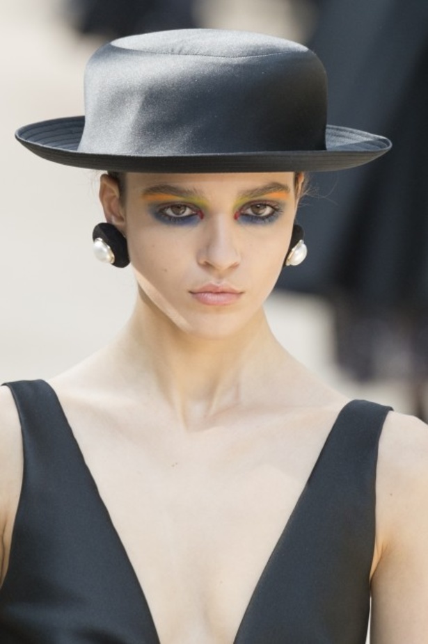 عرض Chanel لخريف وشتاء 2017 للأزياء الراقية !