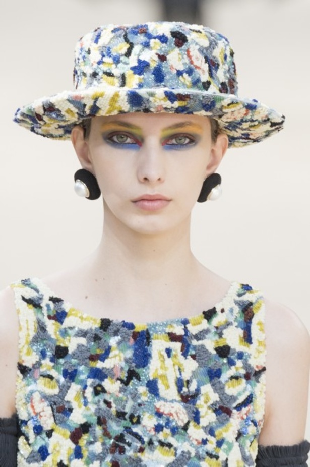 عرض Chanel لخريف وشتاء 2017 للأزياء الراقية !