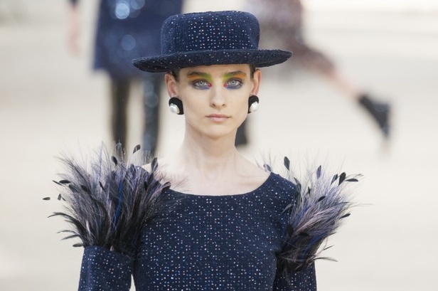 عرض Chanel لخريف وشتاء 2017 للأزياء الراقية !