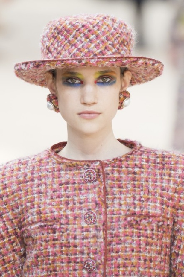 عرض Chanel لخريف وشتاء 2017 للأزياء الراقية !