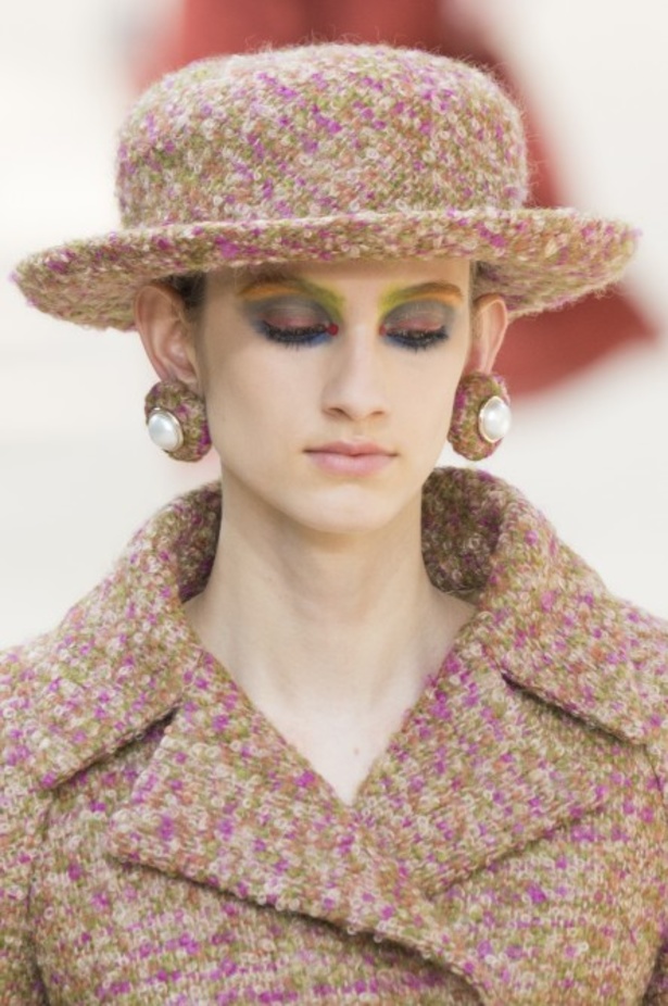 عرض Chanel لخريف وشتاء 2017 للأزياء الراقية !