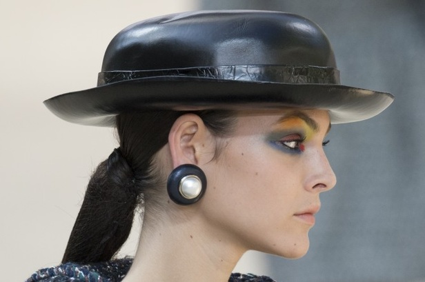 عرض Chanel لخريف وشتاء 2017 للأزياء الراقية !