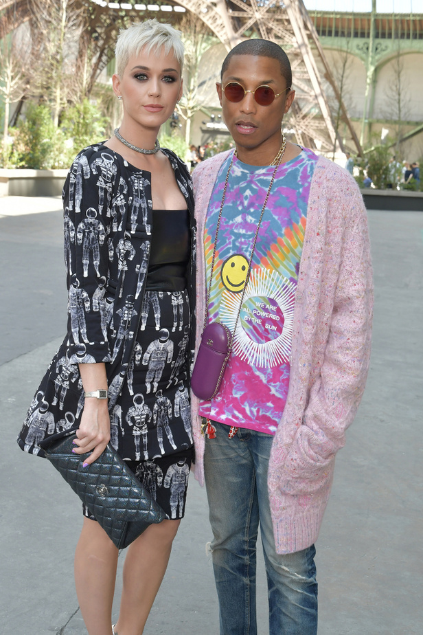 عرض Chanel لخريف وشتاء 2017 للأزياء الراقية !