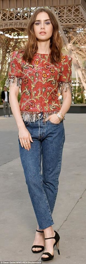 عرض Chanel لخريف وشتاء 2017 للأزياء الراقية !