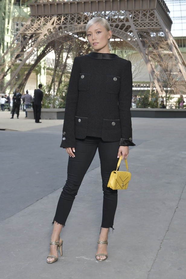 عرض Chanel لخريف وشتاء 2017 للأزياء الراقية !