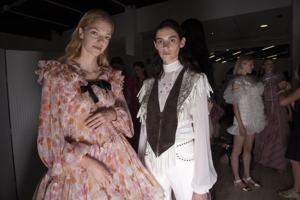 مجموعة  Giambattista Valli لربيع وصيف 2019