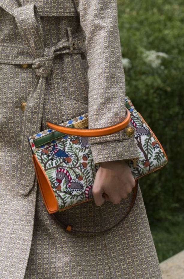 توري بورش تنقلنا الى ربيع وصيف 2019 بتصاميم عصرية وانيقة