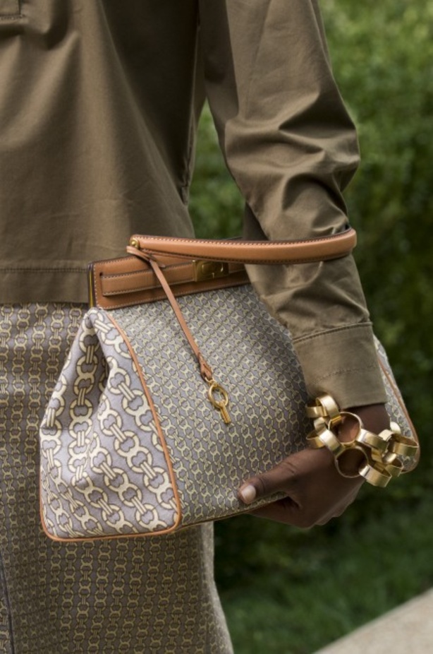 توري بورش تنقلنا الى ربيع وصيف 2019 بتصاميم عصرية وانيقة