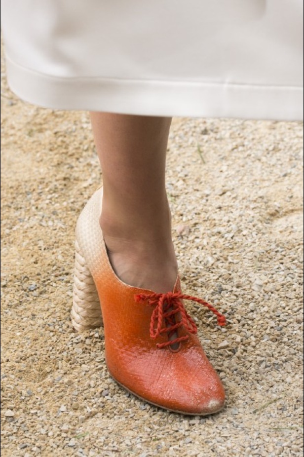 توري بورش تنقلنا الى ربيع وصيف 2019 بتصاميم عصرية وانيقة