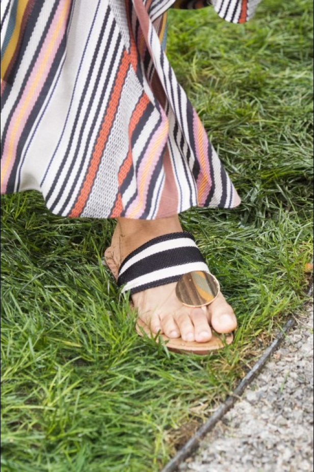 توري بورش تنقلنا الى ربيع وصيف 2019 بتصاميم عصرية وانيقة