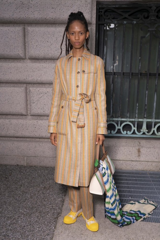 توري بورش تنقلنا الى ربيع وصيف 2019 بتصاميم عصرية وانيقة