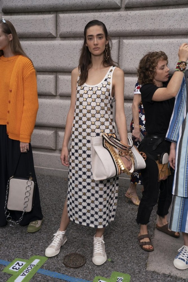 توري بورش تنقلنا الى ربيع وصيف 2019 بتصاميم عصرية وانيقة