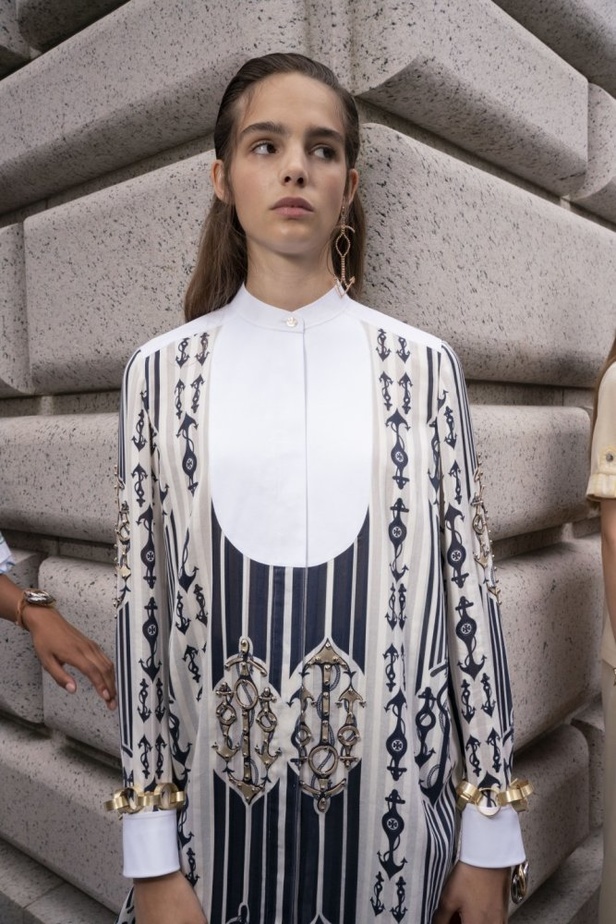 توري بورش تنقلنا الى ربيع وصيف 2019 بتصاميم عصرية وانيقة