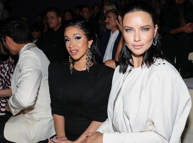 توم فورد يفتتح أسبوع الموضة النيويوركي بعرض كلاسيكي فاخر