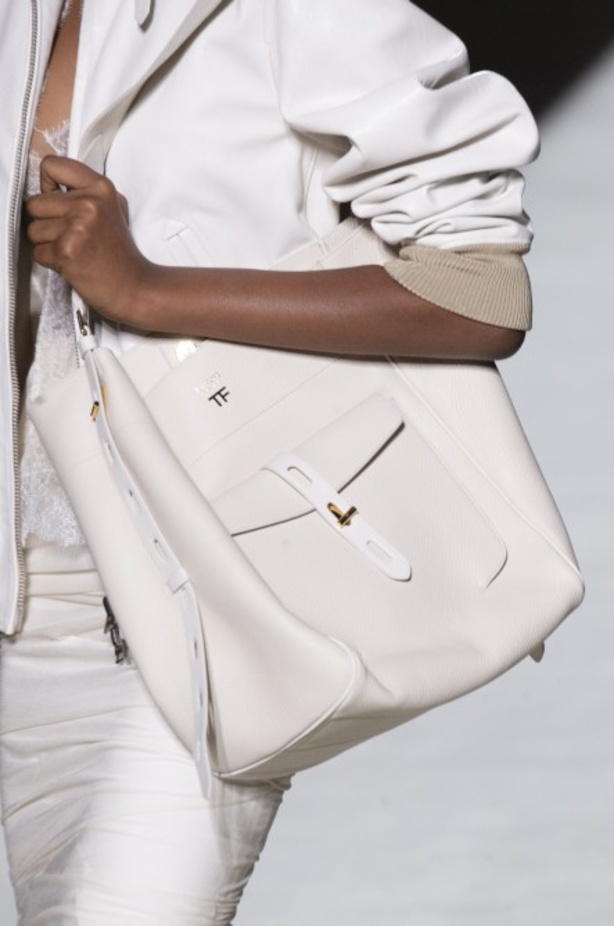 توم فورد يفتتح أسبوع الموضة النيويوركي بعرض كلاسيكي فاخر