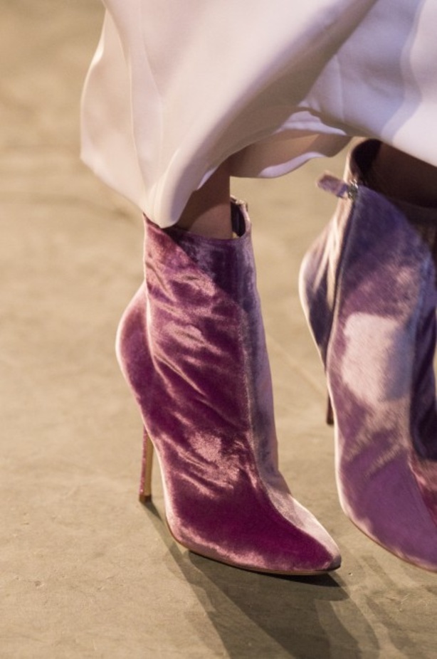 أزياء مفعمة بالألوان خلال عرض Carolina Herrera