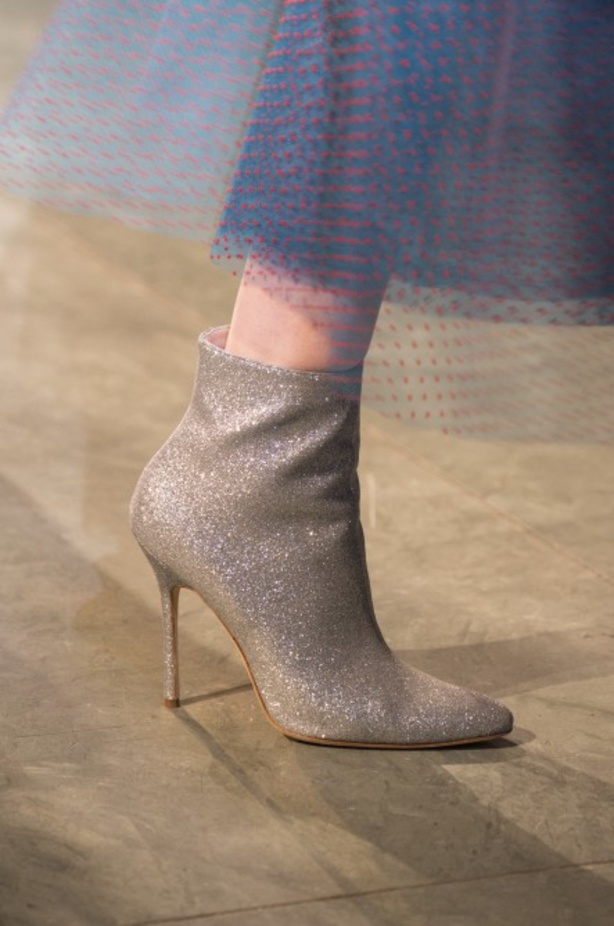 أزياء مفعمة بالألوان خلال عرض Carolina Herrera