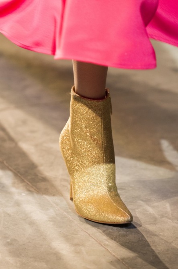 أزياء مفعمة بالألوان خلال عرض Carolina Herrera