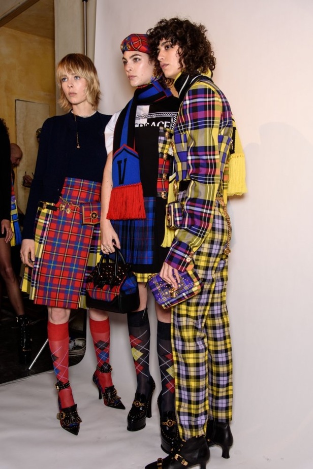 عرض أزياء “فيرساتشي” لموسم خريف وشتاء 2018-2019