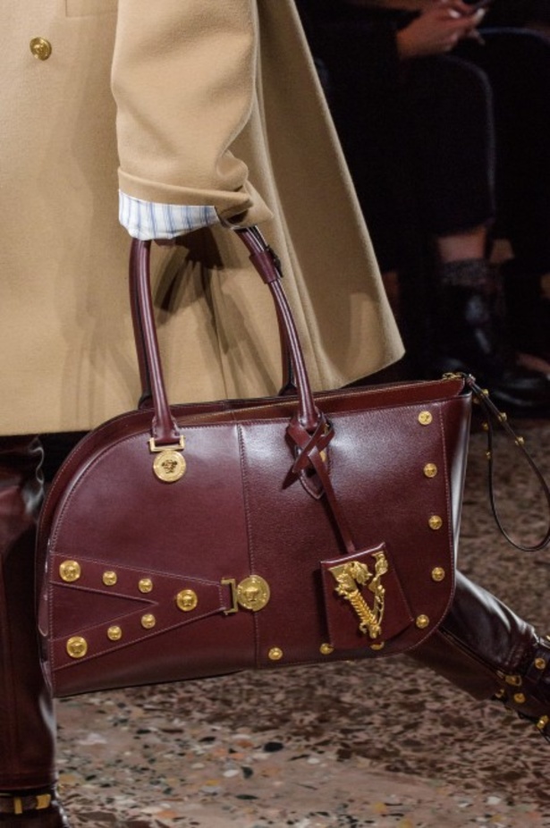 عرض أزياء “فيرساتشي” لموسم خريف وشتاء 2018-2019