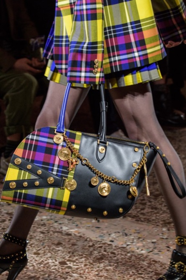 عرض أزياء “فيرساتشي” لموسم خريف وشتاء 2018-2019