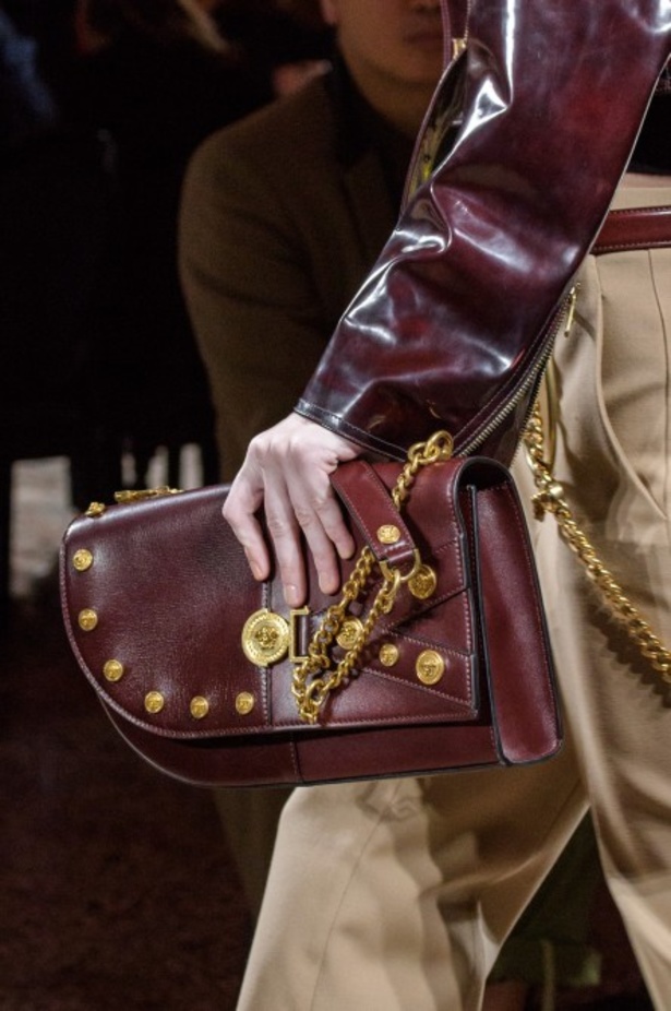 عرض أزياء “فيرساتشي” لموسم خريف وشتاء 2018-2019