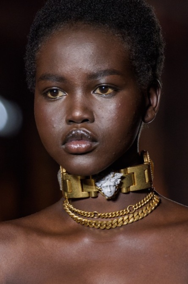 عرض أزياء “فيرساتشي” لموسم خريف وشتاء 2018-2019