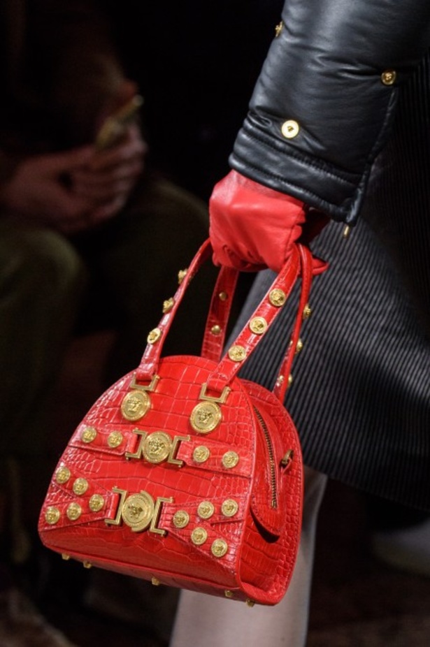 عرض أزياء “فيرساتشي” لموسم خريف وشتاء 2018-2019