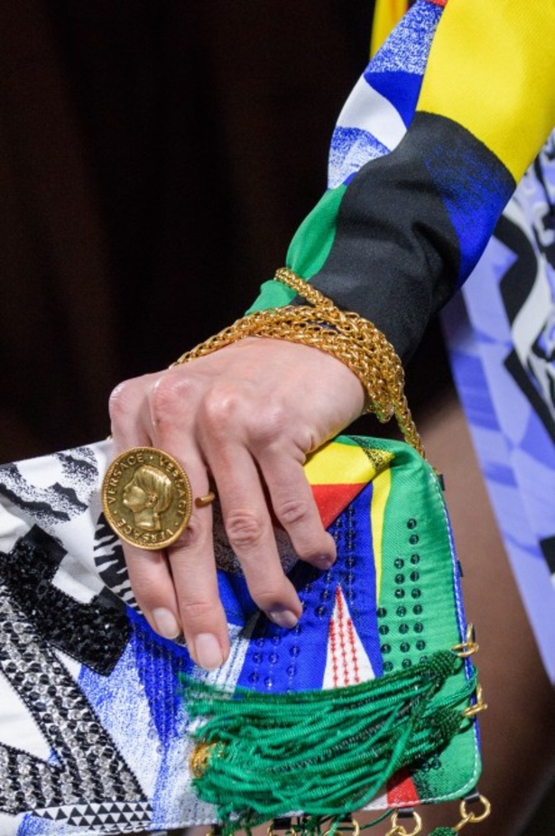 عرض أزياء “فيرساتشي” لموسم خريف وشتاء 2018-2019