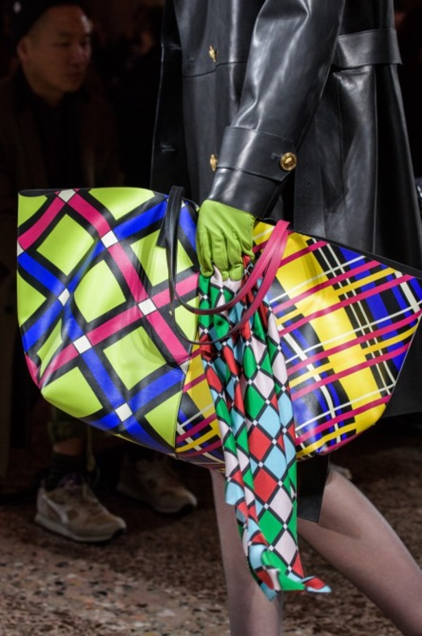 عرض أزياء “فيرساتشي” لموسم خريف وشتاء 2018-2019