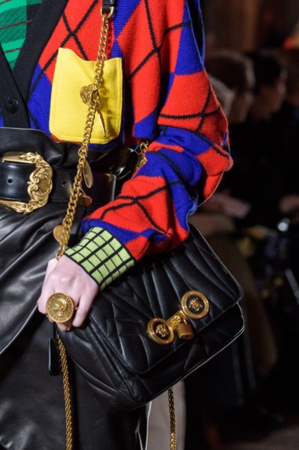 عرض أزياء “فيرساتشي” لموسم خريف وشتاء 2018-2019