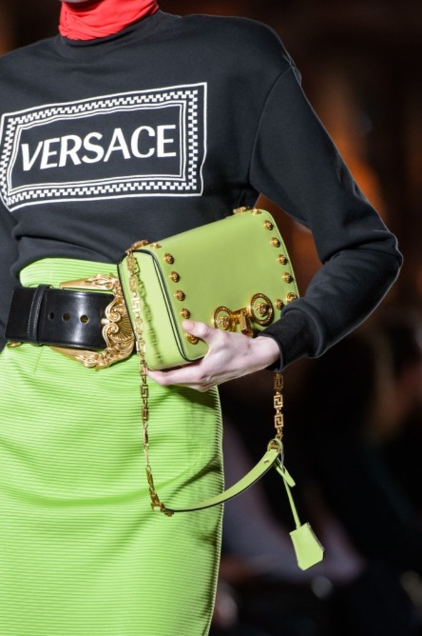 عرض أزياء “فيرساتشي” لموسم خريف وشتاء 2018-2019