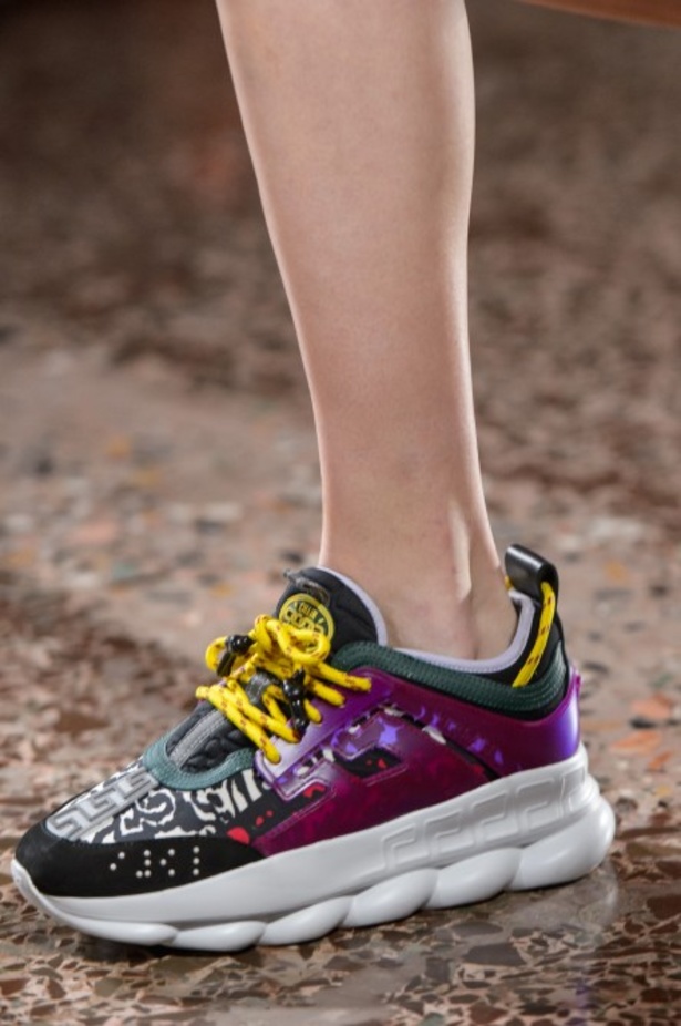 عرض أزياء “فيرساتشي” لموسم خريف وشتاء 2018-2019