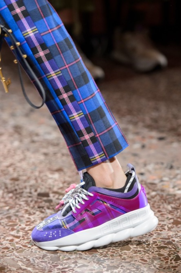 عرض أزياء “فيرساتشي” لموسم خريف وشتاء 2018-2019