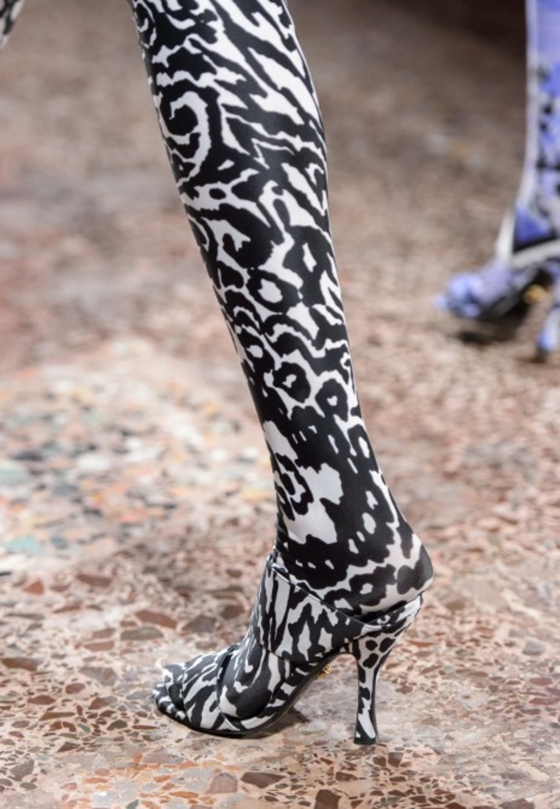 عرض أزياء “فيرساتشي” لموسم خريف وشتاء 2018-2019