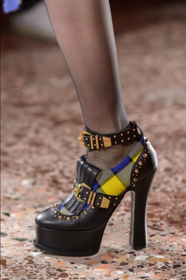 عرض أزياء “فيرساتشي” لموسم خريف وشتاء 2018-2019