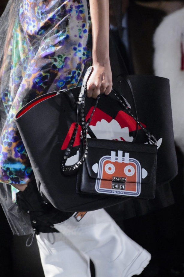 عرض ازياء برادا لخريف وشتاء 2018